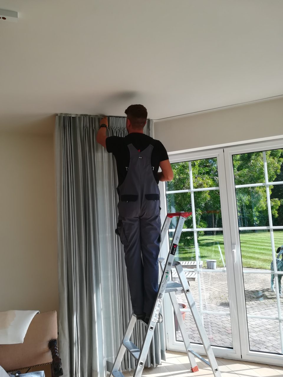 Onze Tony Baert raamdecoratie plaatser staat paraat
